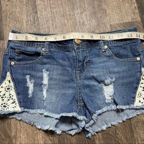 Celebrity Pink Blue Jean Shorts with Crochet Details Size 3 - Picture 2 of 6